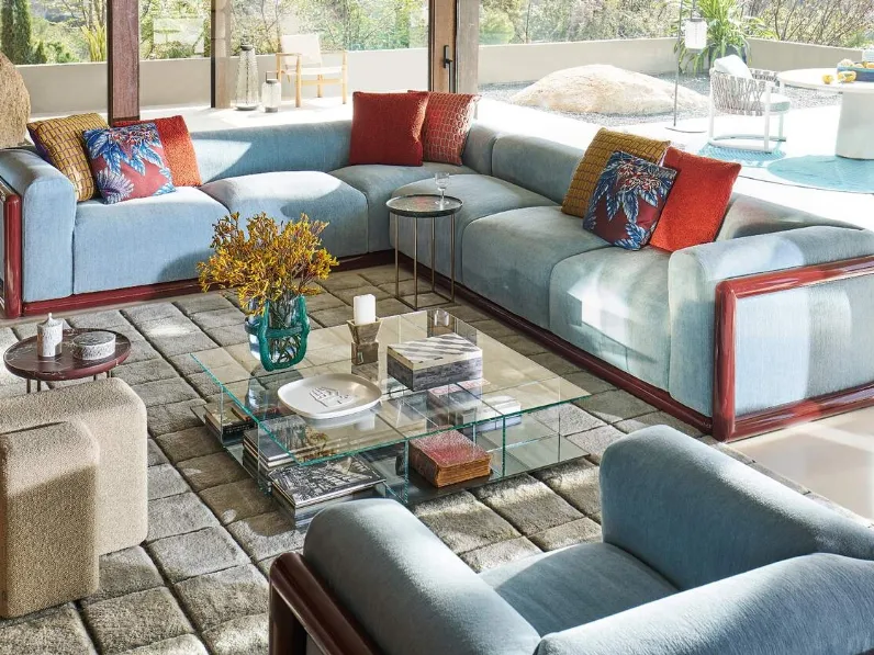 Poltrona Cornaro in tessuto imbottito di Cassina