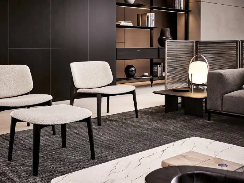 Poltroncina Curve in tessuto con struttura in olmo nero di Poliform