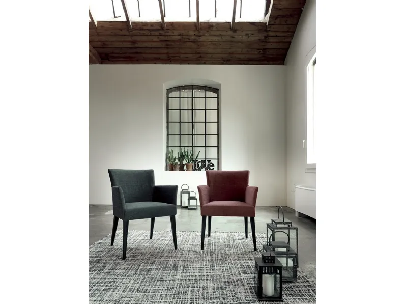 Poltroncina in tessuto con gambe in legno Dedica di DHome