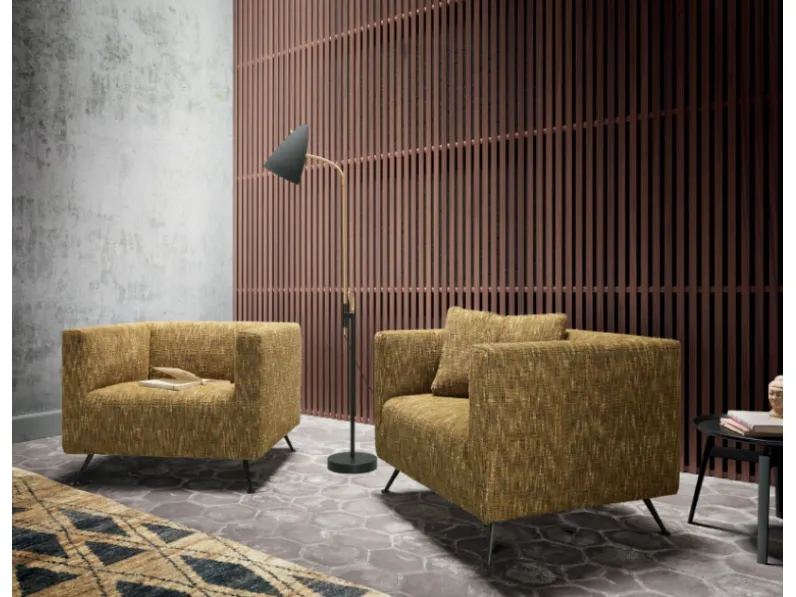 Poltroncina retrò in tessuto Demetra New con ampia seduta, schienale compatto e piedini in metallo brunito di Valentini