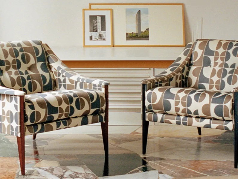 Poltrona Dezza in tessuto di raso di lana stampato Redevance di Poltrona Frau