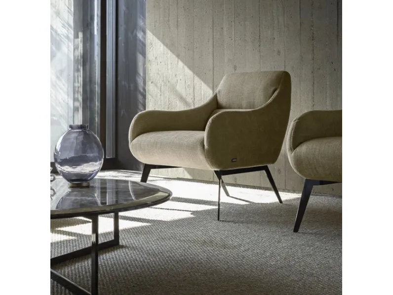 Poltrona dalle proporzioni generose e dalle curve morbide in tessuto con struttura in metallo Dia di Nicoline