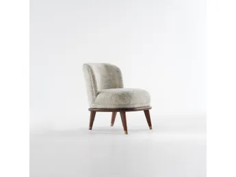 La poltroncina Domitilla di Tosconova unisce design contemporaneo e comfort impeccabile.