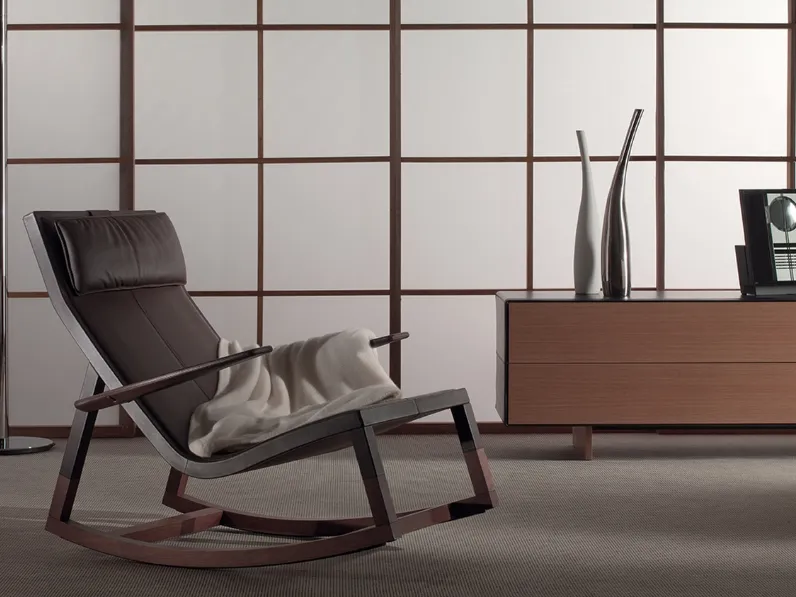 Poltrona a dondolo in pelle Dondo con base in massello di Rovere curvato a vapore di Poltrona Frau