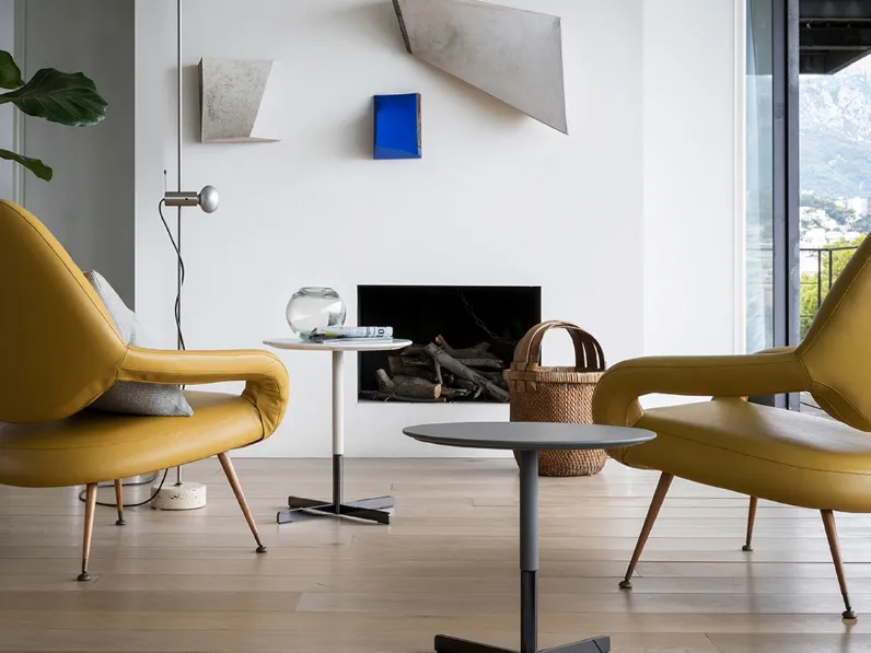 Poltroncina rivestita in pelle con piedi in acciaio Du 55 di Poltrona Frau