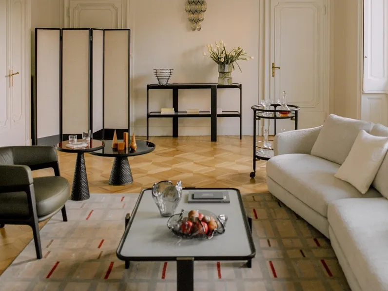 Poltroncina Lounge Duo rivestita in morbida pelle con struttura in massello di Frassino di Poltrona Frau