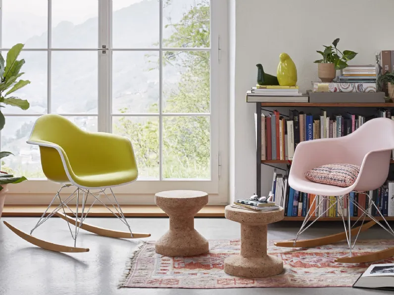 Poltroncina a dondolo in polipropilene con base in metallo e legno Eames Plastic Armchair RAR di Vitra