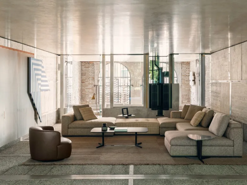 Poltroncina dalle forme tondeggianti in pelle imbottita Elain di Molteni & C