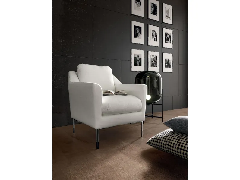Poltroncina minimalista in tessuto con piedi in metallo Fabula di DHome