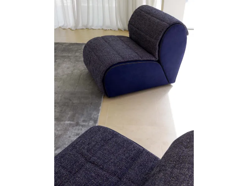 Poltrona in tessuto ispirata ai petali di un fiore Flora di Flou