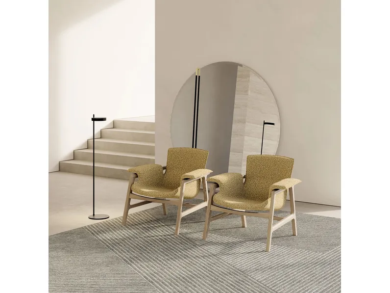 Poltrona Arianna in tessuto e legno di Frigerio