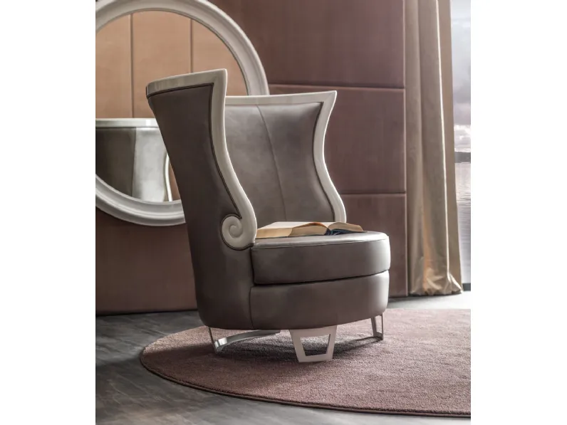 Poltrona in pelle con cornice in massello di faggio e piedini in ferro Gaudì di Cortezari