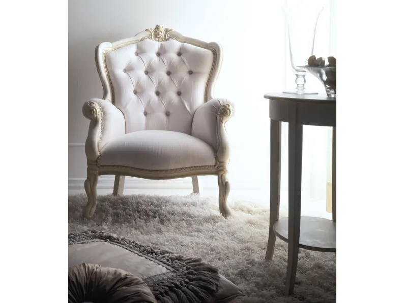 Poltrona classica in tessuto trapuntato e struttura in legno intagliato Gemma di Cortezari