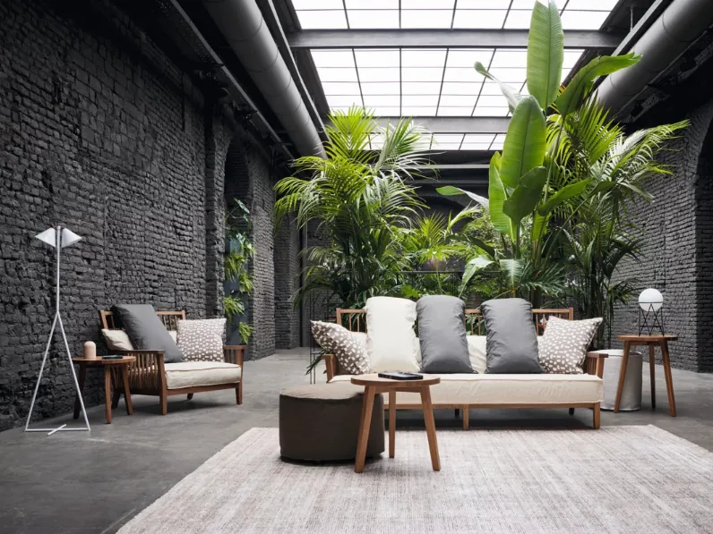 Poltrona Gray in noce di Gervasoni