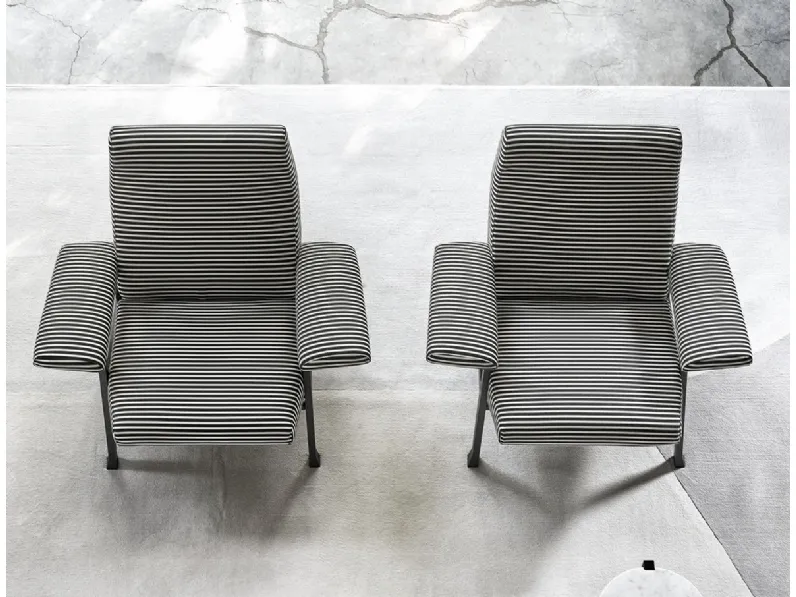 Poltroncina in tessuto Hall di Arflex