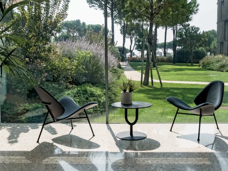 Poltroncina Kram di design in tessuto imbottito di Infiniti
