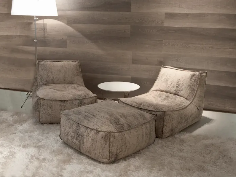 Poltrona di design in tessuto dalla seduta profonda e confortevole Ios di Delta Salotti