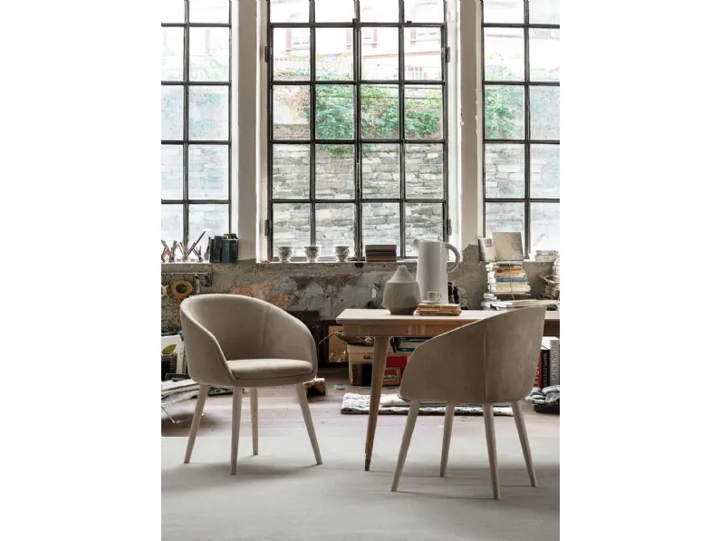 Poltroncina in pelle naturale con gambe in legno Iris di Flexstyle