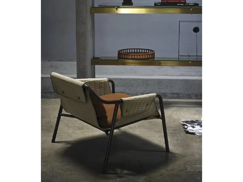 Poltrona Jacket in tessuto trapuntato e struttura metallica di Tacchini