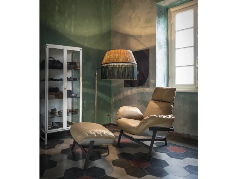 Poltrona Jupiter rivestita in pelle imbottita con struttura in metallo di Arketipo