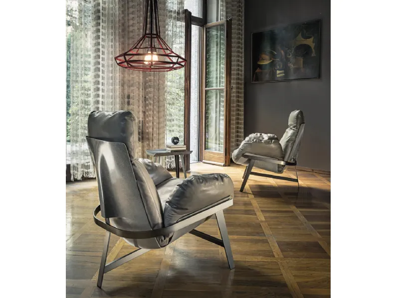 Poltrona Jupiter rivestita in pelle imbottita con struttura in metallo di Arketipo