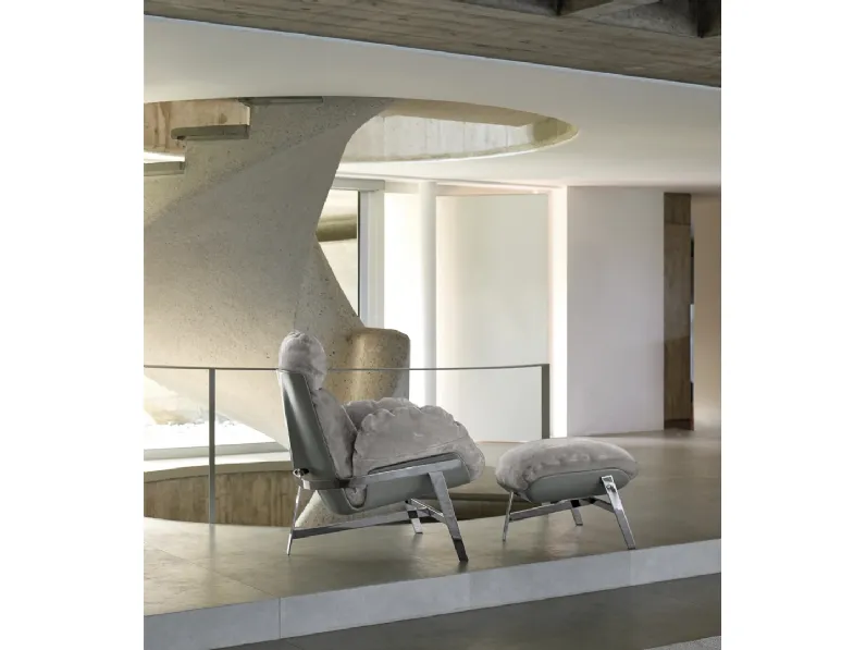 Poltrona Jupiter Lite con scocca in poliuretano rivestita in pelle scamosciata imbottita di Arketipo