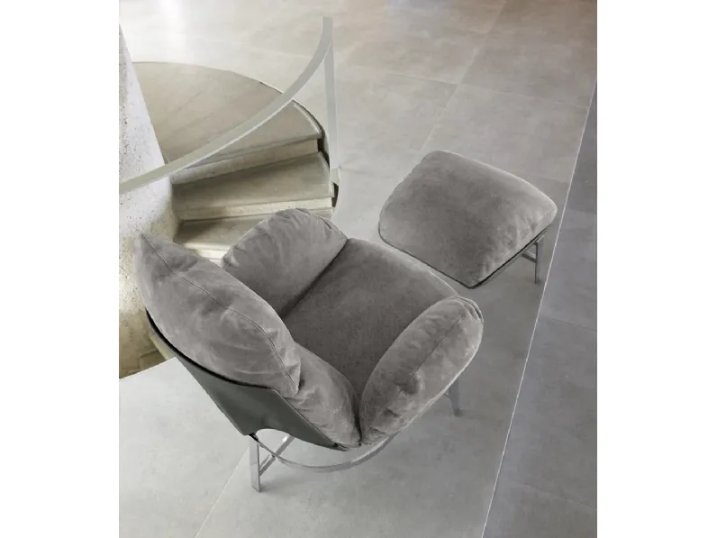 Poltrona Jupiter Lite con scocca in poliuretano rivestita in pelle scamosciata imbottita di Arketipo