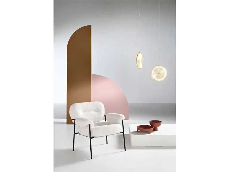 Poltrona Kent in tessuto bouclè di Ikone Casa