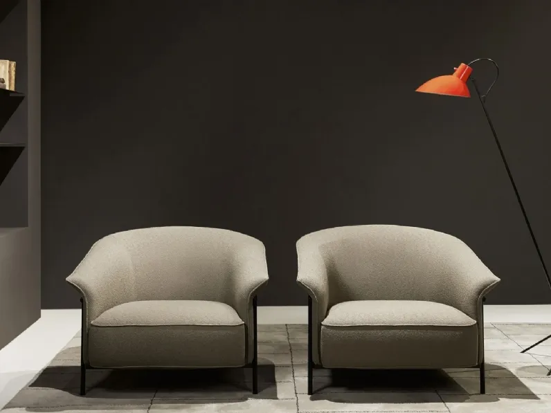 Poltroncina avvolgente in tessuto imbottito Kite di Porro