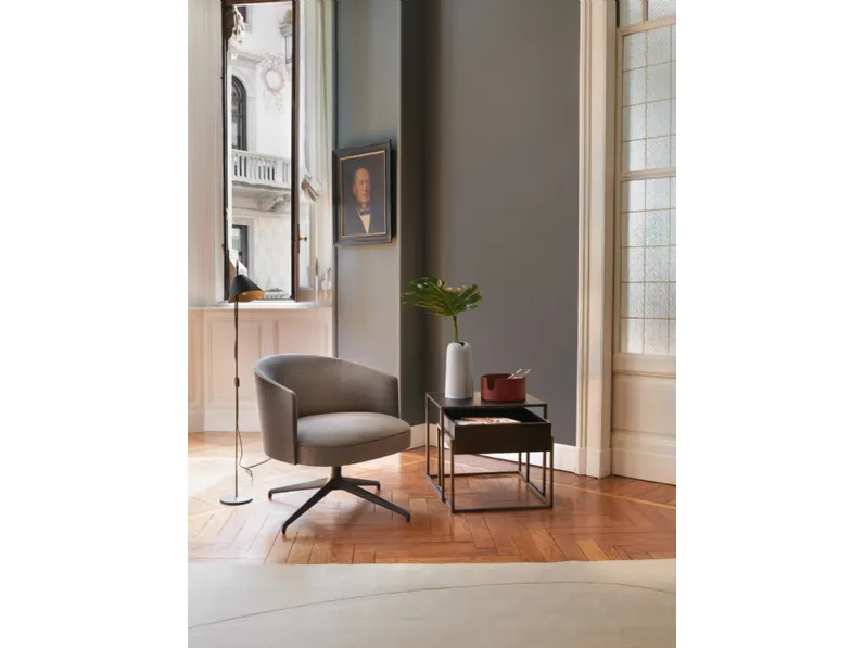 Poltrona Lèna in tessuto imbottito con base girevole in alluminio di Potocco