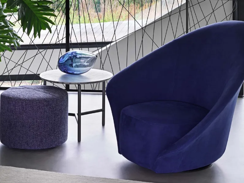 Poltrona girevole in tessuto dalle sembianze di un fiore con braccioli asimmetrici Lilia di Flou