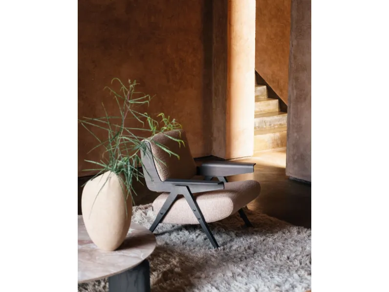 Poltrona Lina in tessuto imbottito di Tacchini