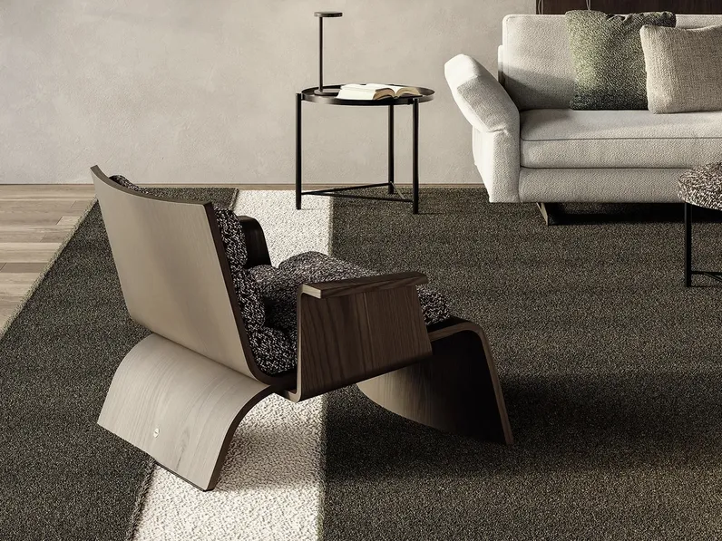 Poltrona di design Linda in legno e tessuto di Frigerio