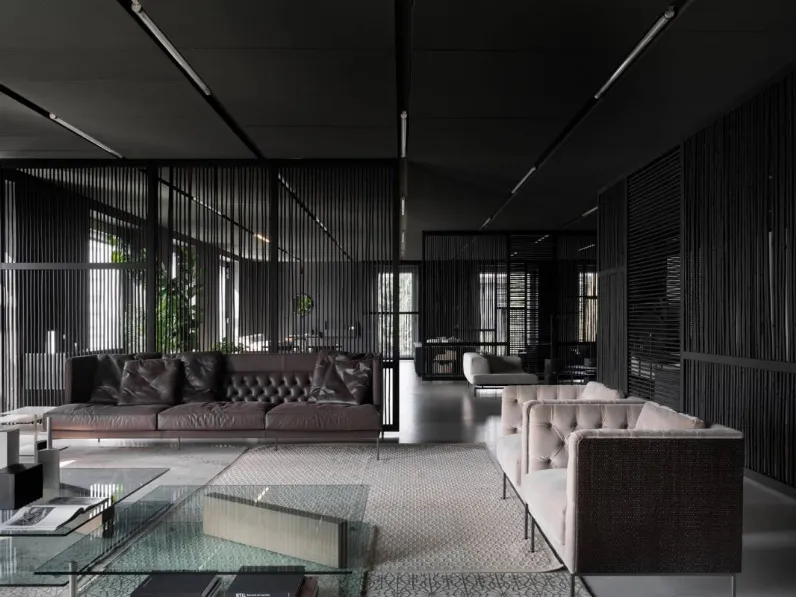 Poltrona Lipp in tessuto trapuntato con piedini in acciaio di Living Divani