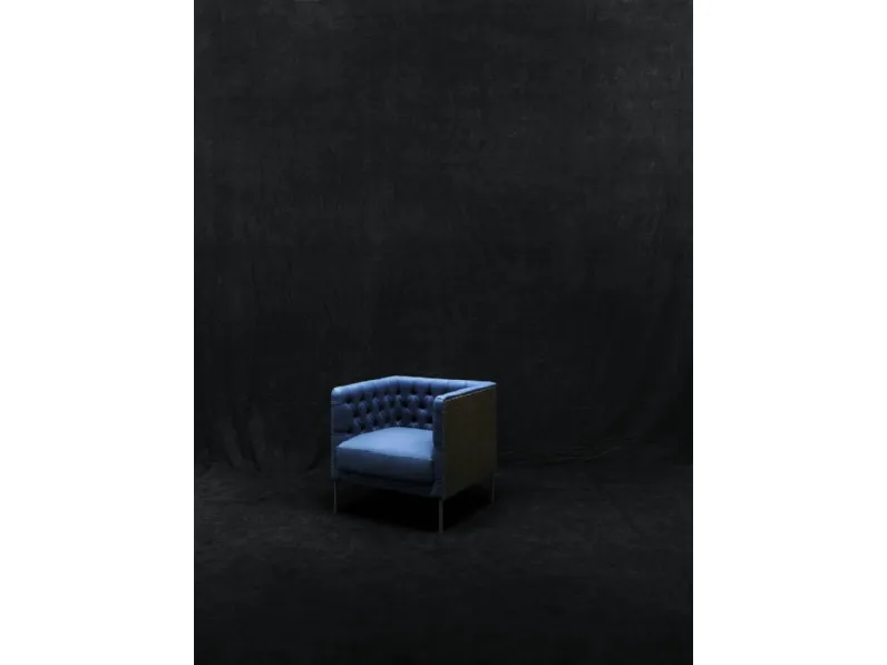 Poltrona in tessuto trapuntato con scocca in rattan e piedini in acciaio Lipp Rattan di Living Divani