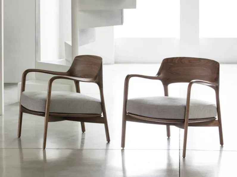 Poltrona Louis in legno con seduta imbottita di Porada