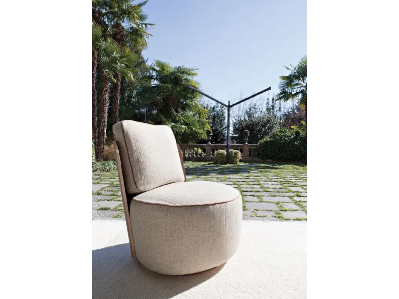 Poltroncina di design dalla forma arrotondata in tessuto con struttura in legno Louise di Swan