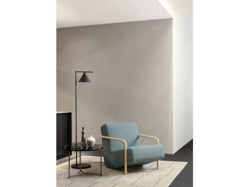 Poltroncina in tessuto imbottito e struttura in legno massello di frassino Lullaby di Porro