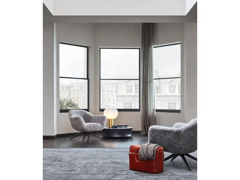 Poltroncina Mad Chair in pelle cashmere grigio con basamento girevole in metallo di Poliform