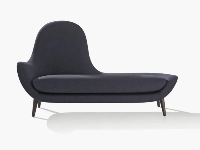 Poltrona Mad Chaise Longue in tessuto e pelle sul retro con gambe in olmo nero di Poliform