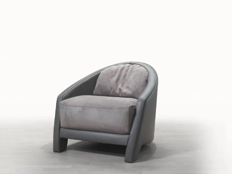 Poltroncina di design Madrid con struttura rivestita in ecopelle e seduta e schienale in tessuto imbottito di Astor poltrone e divani