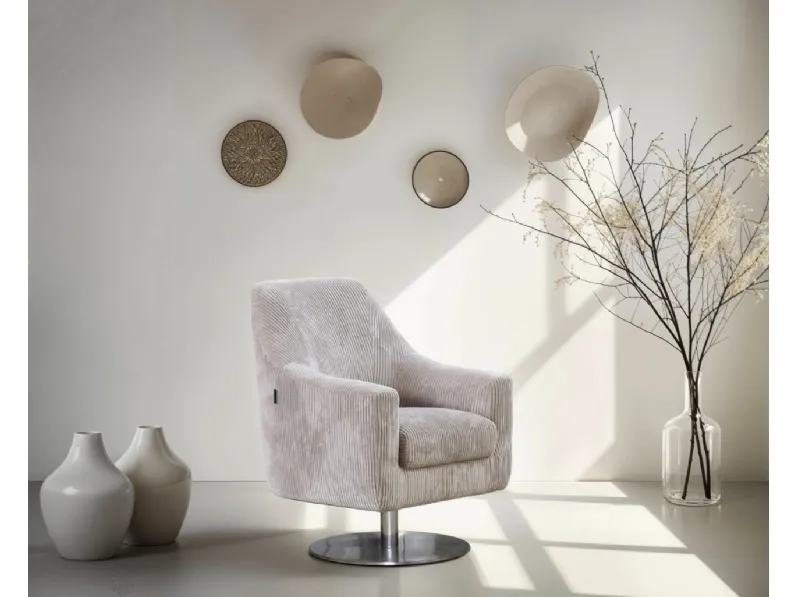 Poltroncina Madrid in tessuto con base in metallo di Bruma