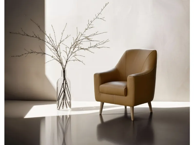 Poltroncina Maiorca in pelle con piedini in legno di Bruma