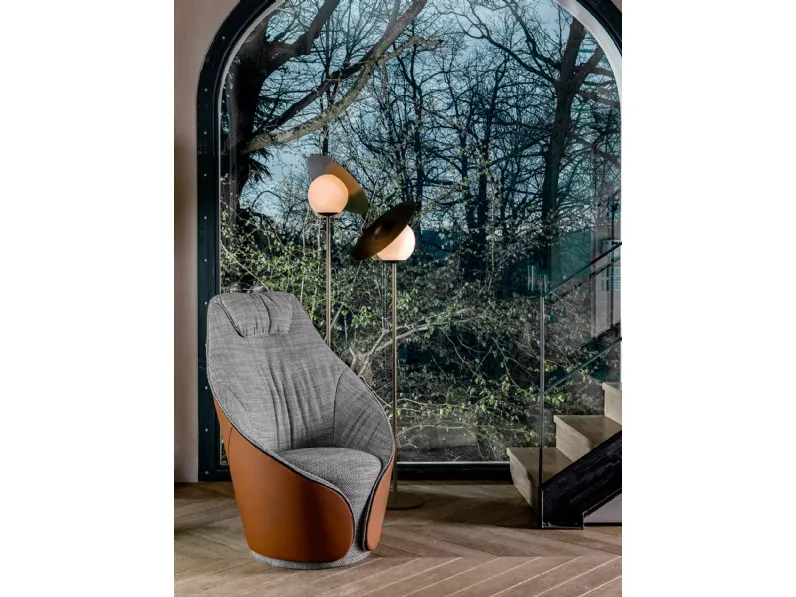 Poltroncina Mama in tessuto con rivestimento esterno in pelle e schienale alto di Tonin Casa