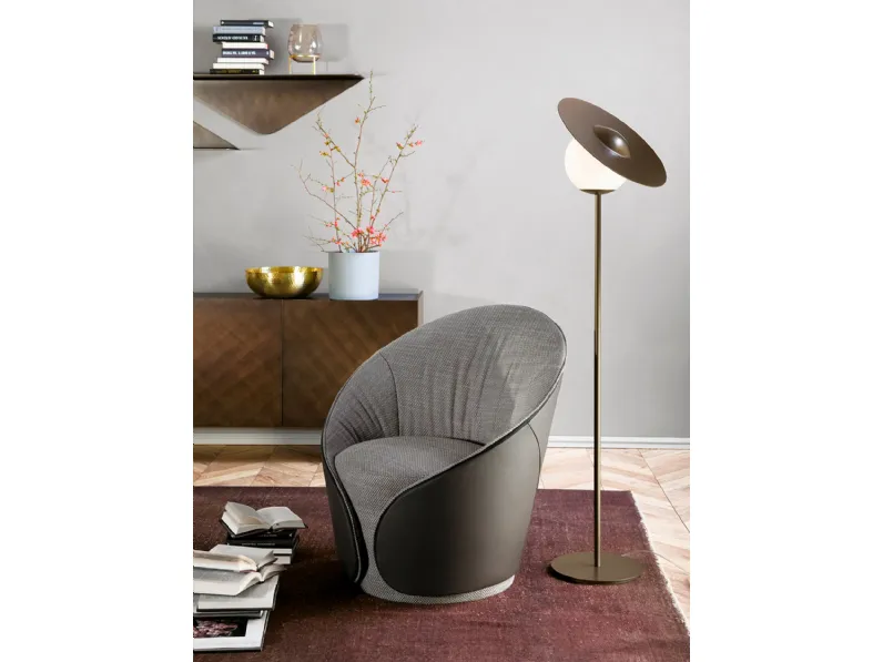 Poltroncina Mama in tessuto con rivestimento esterno in pelle e schienale basso di Tonin Casa