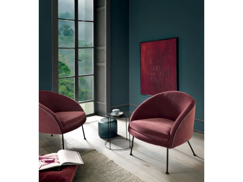 Poltroncina in velluto tinta unita con piedi alti in metallo Margot di Valentini