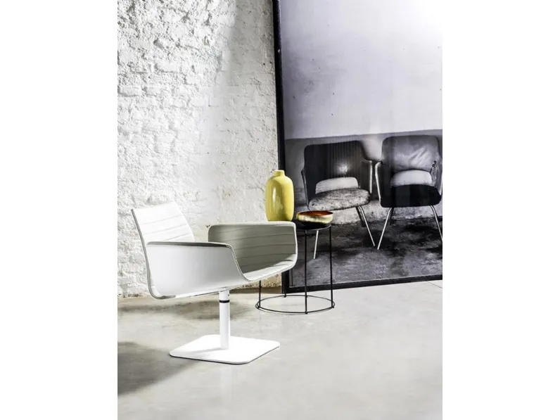 Poltroncina Meeting 1637 in tessuto con scocca in legno di Bross Italia