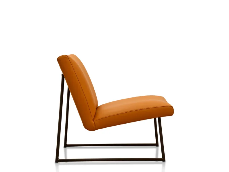 Poltroncina Mima in tessuto colorato con base in metallo di Valmori