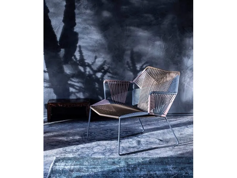 Poltroncina in acciaio rivestita in filo tecnopolimero intrecciato con Tropicalia di Moroso