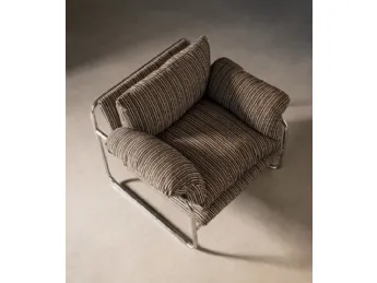 La poltrona imbottita Morvana di Bizzotto è un capolavoro di design e comfort.